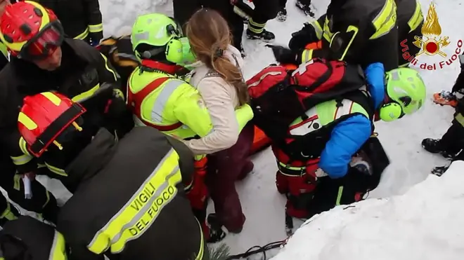 Seorang wanita diselamatkan dari Hotel Rigopiano yang tertimbun salju tebal.