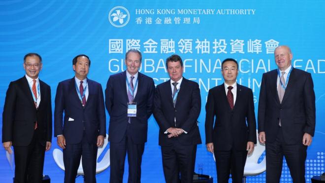 從左至右分別是：香港金融管理局總裁；黑石CFO；摩根士丹利董事長兼CEO；瑞銀董事長；中國銀行行長；高盛董事長兼CEO