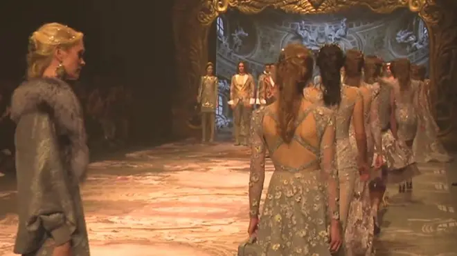 مهرجان دبي للأزياء الذي استضاف مصممين من دول مختلفة من العالم العربي ومن دول غربية أتوا إلى الإمارات العربية لعرض مجموعاتهم لخريف وشتاء عام 2017.