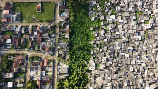 Imagem aérea do Guarujá; fotógrafo Johnny Miller está no Brasil desde outubro