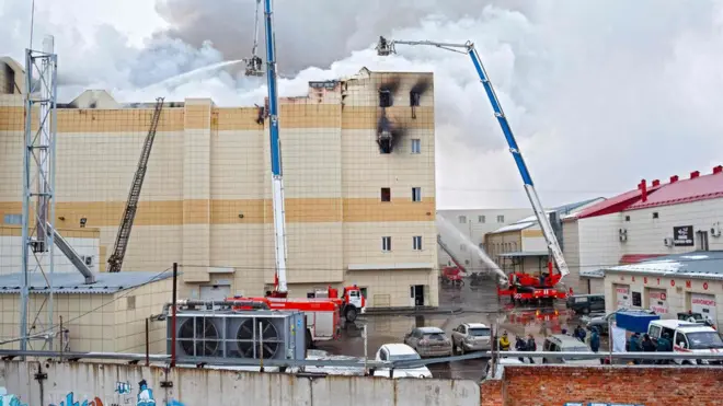 За інформацією Слідчого комітету Росії, пожежні виходи в торговому центрі були заблоковані