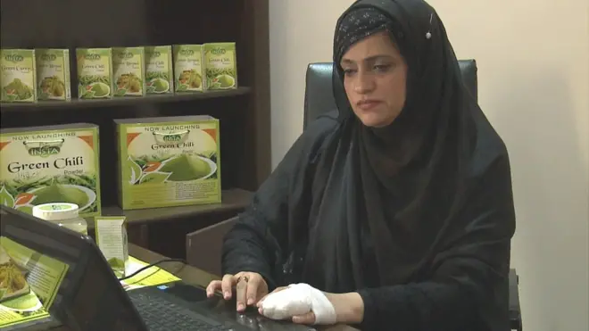 لاہور کی رہائشی تہمینہ چوہدری گجومتہ کے علاقے میں ایک چھوٹی سی مصالحوں کی فیکٹری چلاتی ہیں