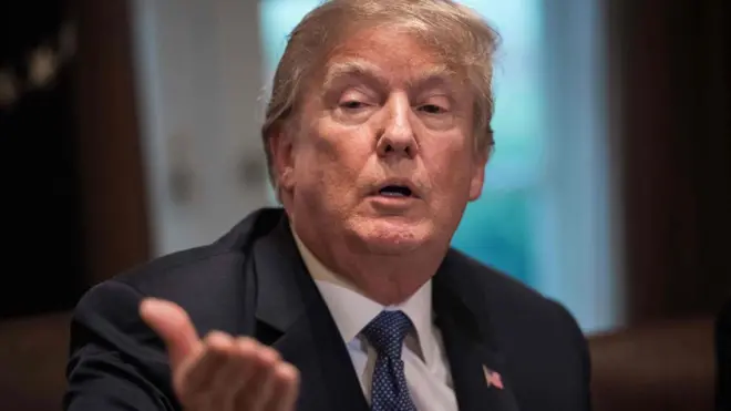 Tổng thống Hoa Kỳ Donald Trump phủ nhận mối quan hệ ngoài hôn nhân với bà Daniels nhưng có lệnh cấm đối với bà để ngăn cản việc bà chia sẻ "thông tin bí mật" về mối quan hệ tình ái