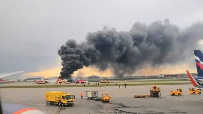 Chiếc máy bay đang bốc cháy trên đường băng ở sân bay Sheremetyevo