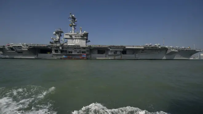 Tàu sân bay USS Carl Vinson xuất hiện ở vùng biển Hong Kong hôm 27/12/2011.
