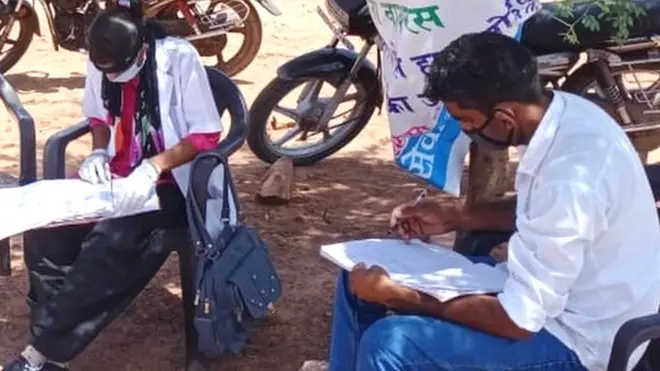 धौलपुर और करौली ज़िले की सीमा बथुआ खोह के बड़गांव में काम कर रहे स्वास्थ्यकर्मी