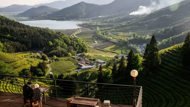 Visitantes frente a paisaje en la provinciaslot que realmente pagaJeolla del Sur.