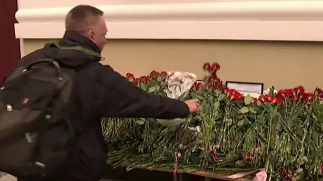 Люди несут цветы