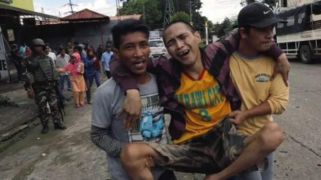 मारावी नगरका सडकमा भीषण लडाईं चर्किरहँदा करिव दुई हजार गैरसैनिकहरु चेपुवामा परेको अनुमान गरिएको छ