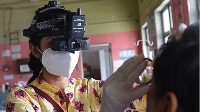 బ్లాక్ ఫంగస్‌కి సంబంధించి పరీక్షలు చేస్తున్న వైద్యురాలు