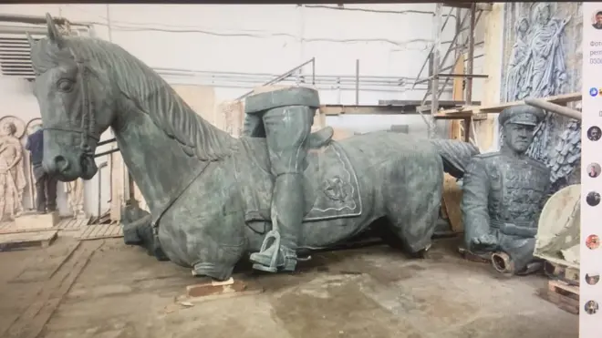 Старый памятник Жукова в мастерской в Химках после демонтажа