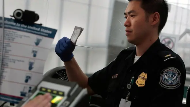 رغم أن حرس الحدود غير معروفين بتبنيهم مواقف متعاطفة، فمن شأن أي اعتماد متزايد على التكنولوجيا تجريد عملية فحص المسافرين بين الدول من أي طابع إنساني