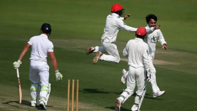 راشد ارمان بې سارې لوبه وکړه او د انګلستان لاینز ۸ لوبغاړي يې وسوځول.