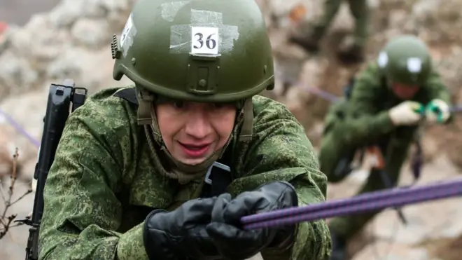 Переміщення російських військових до кордонів України і в анексований Крим спантеличило спостерігачів