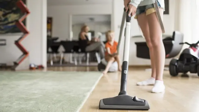 Исследователи обнаружили, что даже те, кто ненавидит убираться дома и имеет возможность нанять уборщицу, в основном предпочитают делать это сами, отчего чувствуют себя все более несчастными