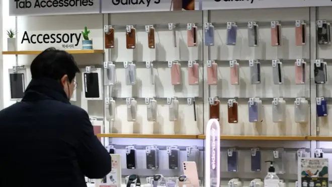 삼성전자의 2022년도 4분기 및 연간 실적이 발표된 1월 31일 서울 서초구 삼성전자 서초사옥 내 딜라이트에서 한 시민이 스마트폰을 살펴보고 있다