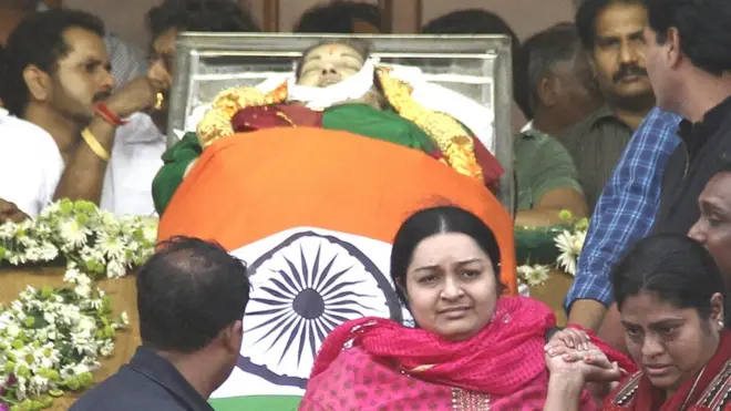 जयललिता के पार्थिव शरीर के पास दीपा जयकुमार