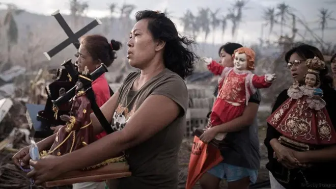 Filipinli kadınlar dini törende yürüyor