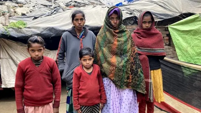 क‍िसान नन्‍हा लोधी का पर‍िवार। नन्‍हा लोधी की फसल की रखवाली करते हुए ठंड से मौत हो गई थी