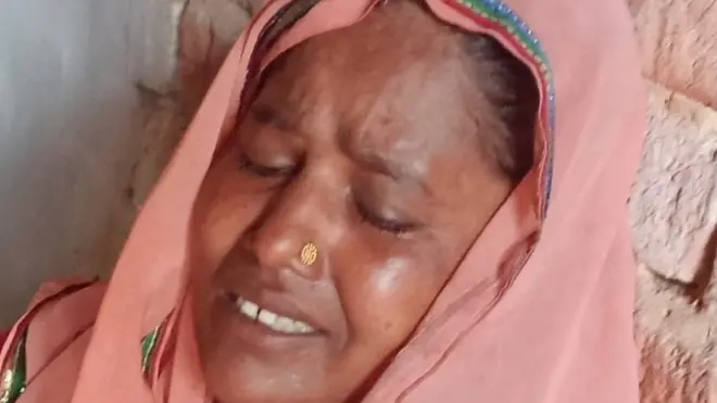 मृतक विकास की बिलखती मां