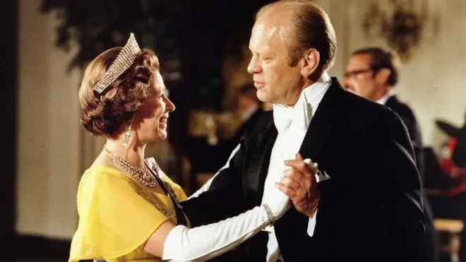 1976માં સ્વતંત્રતાની દ્વીશતાબ્દિની ઉજવણી દરમિયાન વ્હાઇટ હાઉસ ખાતે રાણી સાથે ડાન્સ કરતા રાષ્ટ્રપતિ ગેરાલ્ડ ફોર્ડ.