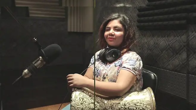 المصرية بسمة الهجرسي درست فن العزف على آلات البيانو والعود وهي في سن التاسعة عشرة، لكنها اختارت العزف على الطبلة مما عرضها إلى انتقادات كثيرة.