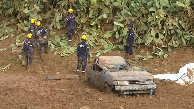 12 شخصا على الأقل لقو حتفهم جراء الأمطار الغزيرة والسيول الجارفة التي ضربت بعض مناطق الأردن ومن بينها مدينة البتراء التاريخية السياحية حيث أجلي نحو 4 آلاف سائح.