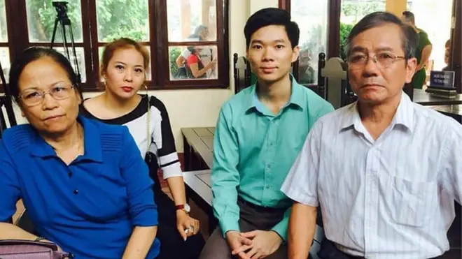 Gia đình nạn nhân đến động viên bác sĩ Hoàng Công Lươnng hôm 28/5