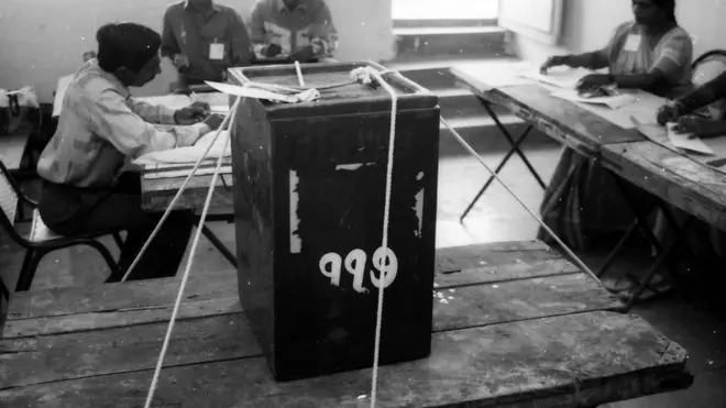 1996માં યોજાયેલી લોકસભાની ચૂંટણી દરમિયાન મતપેટીને બાંધીને રાખવામાં આવી છે.