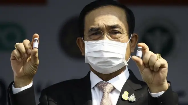 "ไม่ว่าวัคซีนจะล็อตไหนก็ตาม เป็นวัคซีนของคนไทยทั้งประเทศ" นายกฯ กล่าวในพิธีรับวัคซีนโควิด-19 ล็อตแรกที่สนามบินสุวรรณภูมิเมื่อวันที่ 24 ก.พ.