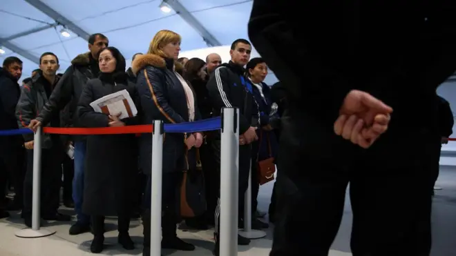 За видом на жительство теперь нужно ехать в деревню Сахарово, в 65 км от МКАД