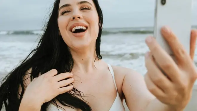 كيف تؤثر وسائل التواصل الاجتماعي على رضانا عن ملامحنا؟