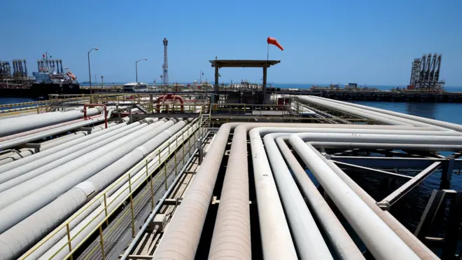 أنابيب لنقل النفط في السعودية