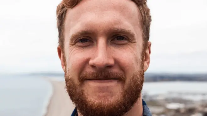 Ahora, a sus 26 años, Luke Watkin ayuda a jóvenes que padecen su mismo problema.