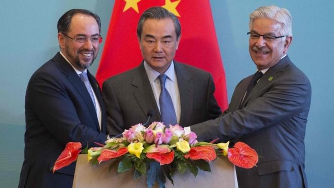 王毅（中）在北京與阿富汗外長拉巴尼（左）、巴基斯坦外長阿西夫（右）舉行了首次中阿巴三國外長會。