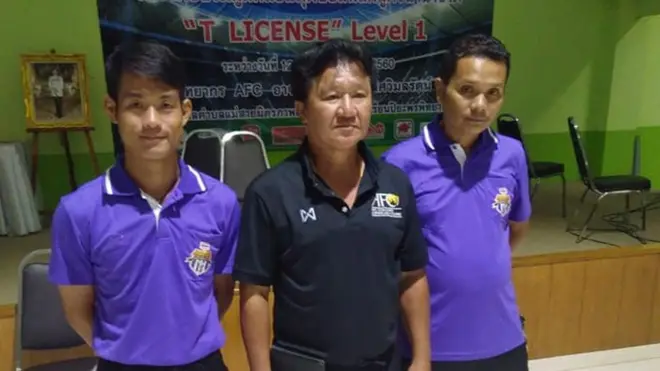 HLV Ekapol Chantapong (trái) với Nopparat Kantawong, HLV trưởng đội bóng đá thiếu niên "Heo rừng" (phải)