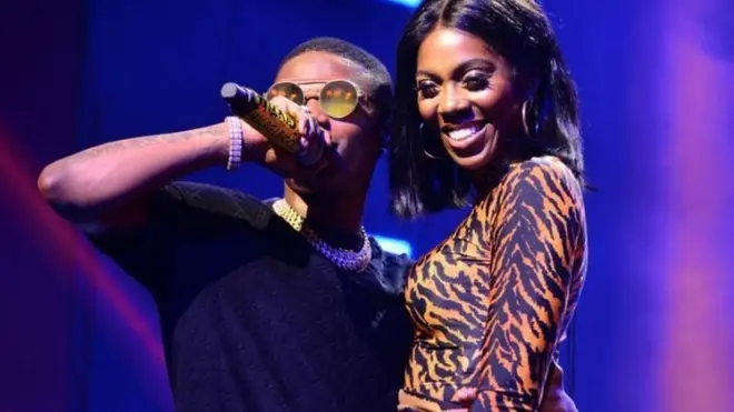 Òri ẹ̀rọ ayélujara ń gbóná jainjain lẹ́yìn tí fídíò kan jáde níbi tí Tiwa Savage àti Wizkid ti ń fẹnu ko ara wọn.