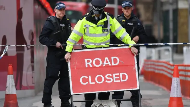 رجال شرطة يغلقون موقع الهجوم الأخير في لندن