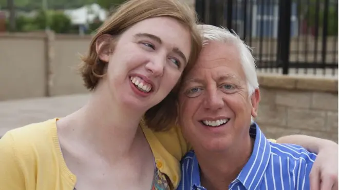 Gordon Hartman bersama putrinya Morgan, seorang penyandang disabilitas.