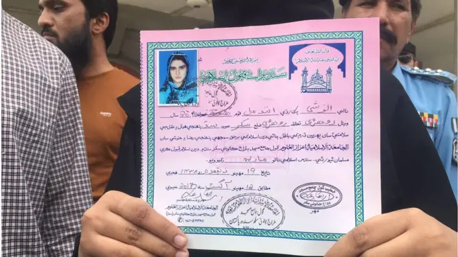 ماریہ نے الزام لگایا کہ پولیس اہلکار ان کے سسرال والوں کو تشدد کا نشانہ بنا رہے ہیں۔