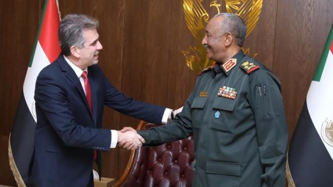 وزير الخارجية الإسرائيلي إيلي كوهين يلتقي قائد الجيش السوداني عبد الفتاح البرهان