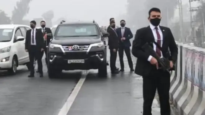 وزیراعظم کا قافلہ سرحدی گاؤں حسینی والا سے 30 کلومیٹر پہلے ایک فلائی اوور پر 15 سے 20 منٹ تک پھنس گیا تھا