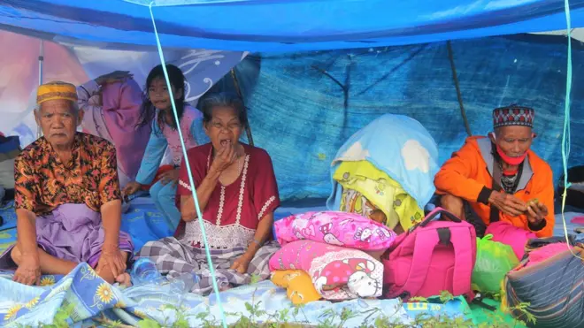 Sejumlah warga mengungsi di ketinggian di Mamuju Sulawesi Barat, Sabtu (15/1/2021).