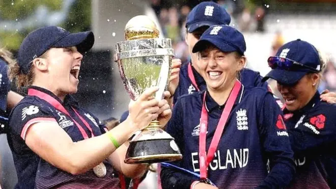 په لومړي ځل د ښځو کریکټ لوبې لیدو لپاره له راغلیو نندارچیانو لوبغالی ډک شوی و.