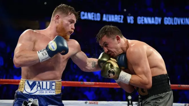 Álvarez conectó algunos de los golpes más llamativos.