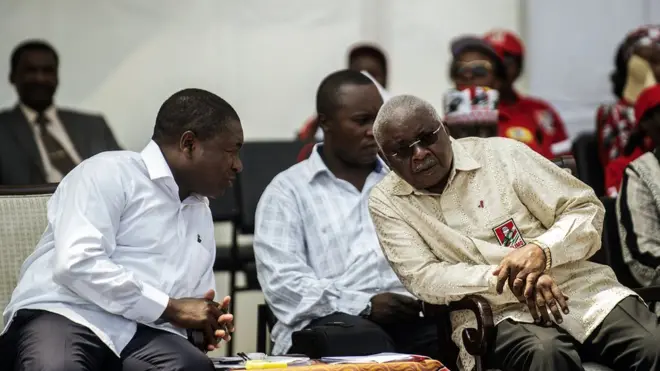 Le président mozambicain, Filipe Nusi (à gauche, parlant à Armando Guebuza à la clôture de la campagne du FRELIMO pour les élections générales, le 12 octobre 2014.