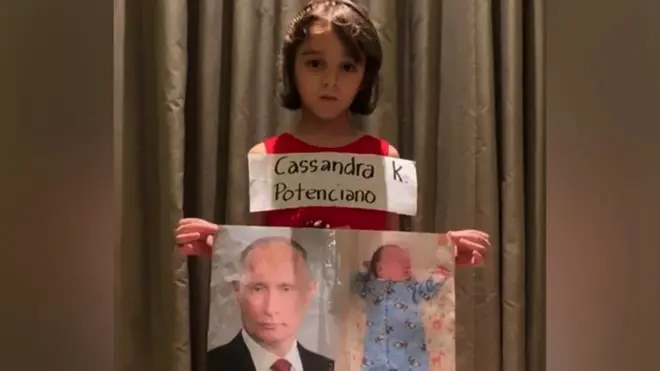 Девочка с портретом