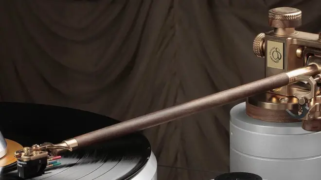 Prave se u kombinaciji mesinga, bronze, prohroma i drveta, dok su završni premazi zlatni i srebrni