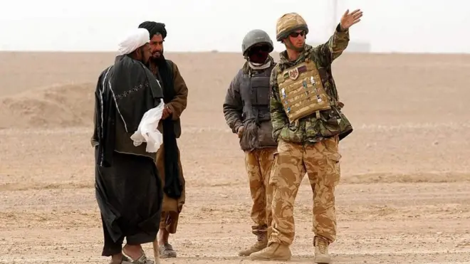 افغان ژباړن د بریتانوي سرتېري او ولسي افغانانو ترمنځ پوهاوی کوي.