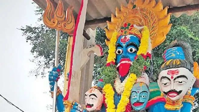 ఈ విగ్రహం పాదాల వద్దే మొండెం లేకుండా జహేందర్ నాయక్ తల ఉంది